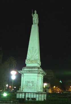Pirmide de Mayo nocturna