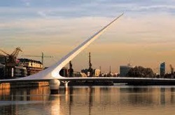 Puente de la Mujer en Puerto Madero, Buenos Aires